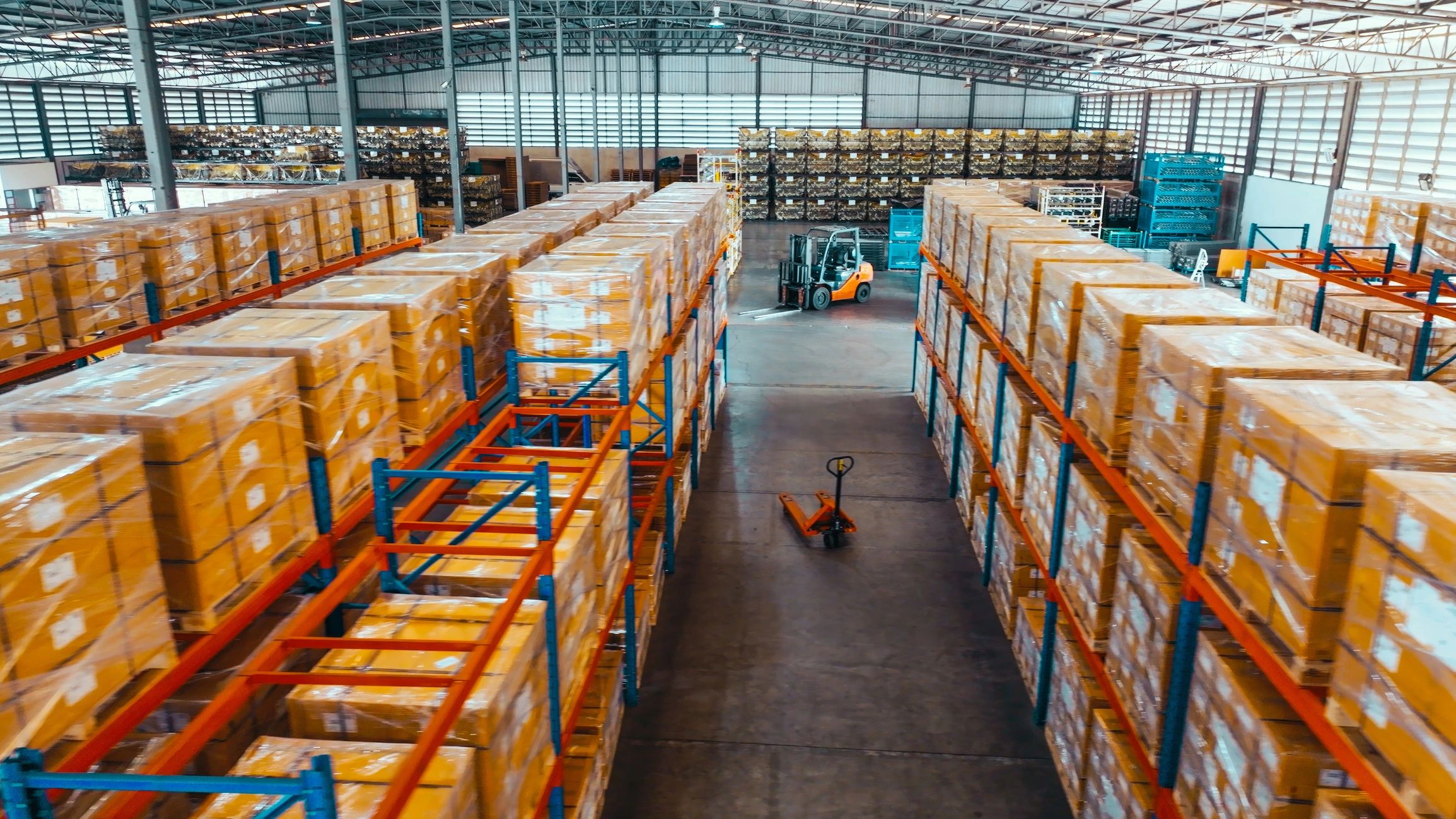 Armazém com mercadorias organizadas para operação logística