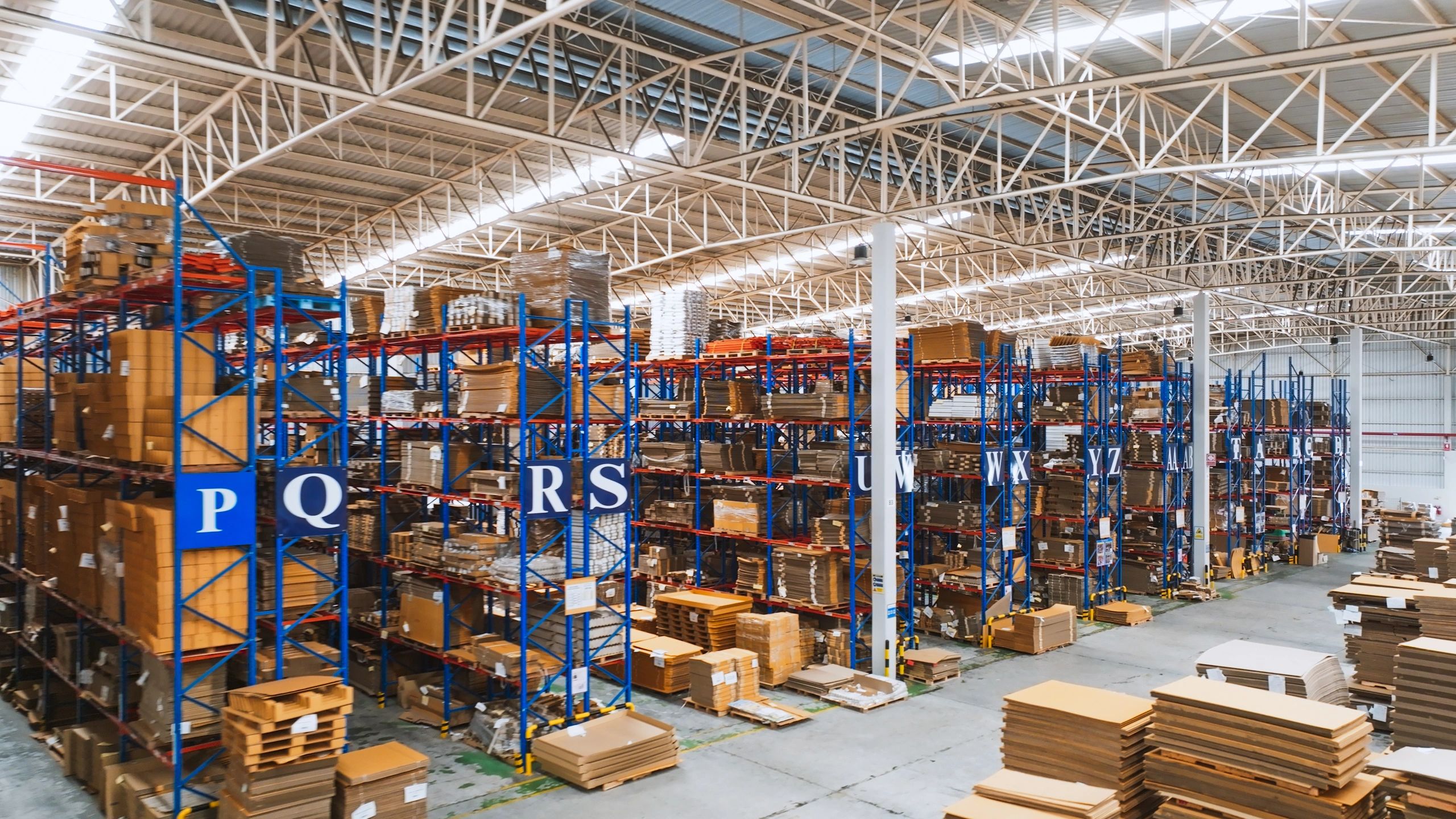 Centro de distribuição com estoque organizado